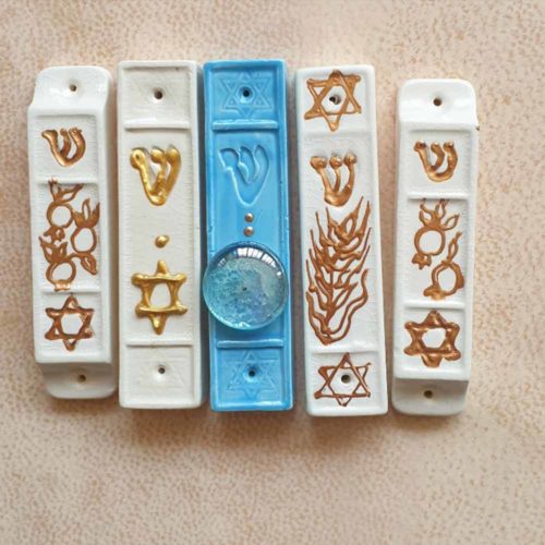 מזוזות קרמיקה לבנות מצוירות קטנות
